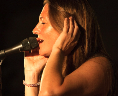 Actuación musical de Jazztwoman con Ruth Gómez en El Corte Inglés