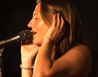 Actuación musical de Jazztwoman con Ruth Gómez en El Corte Inglés