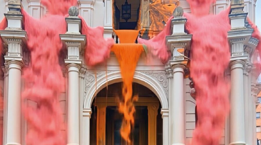 Cascada de color: proyecciones en la fachada del MAS